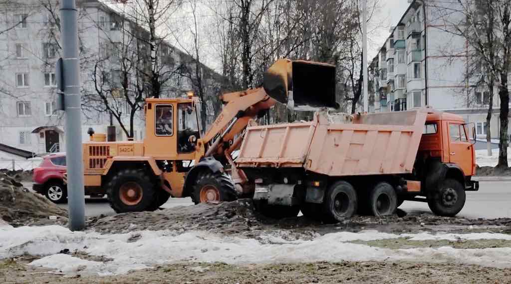 Брянские дорожники вывозят снег и ремонтируют асфальт
