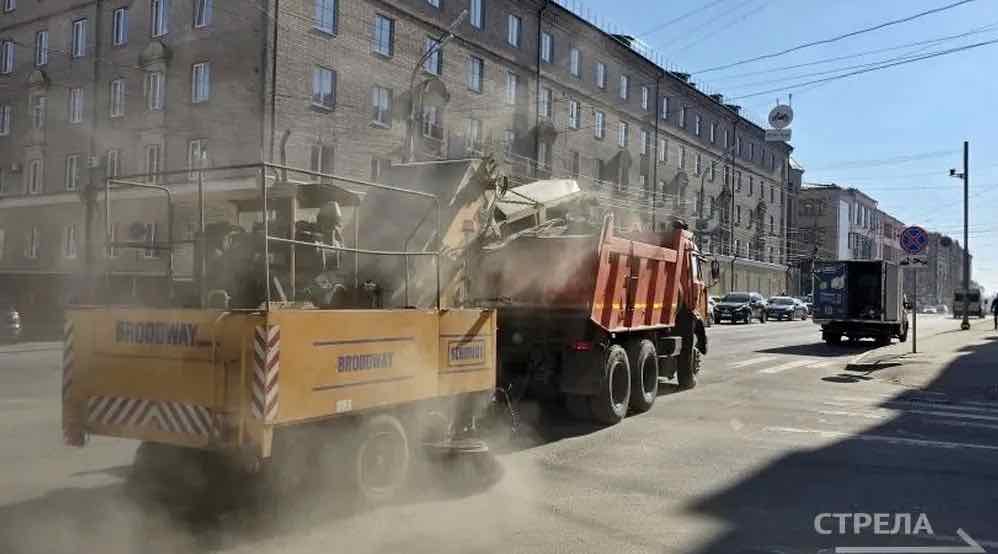 В Брянске активно ведется весенняя уборка улиц и стартовали санитарные пятничники