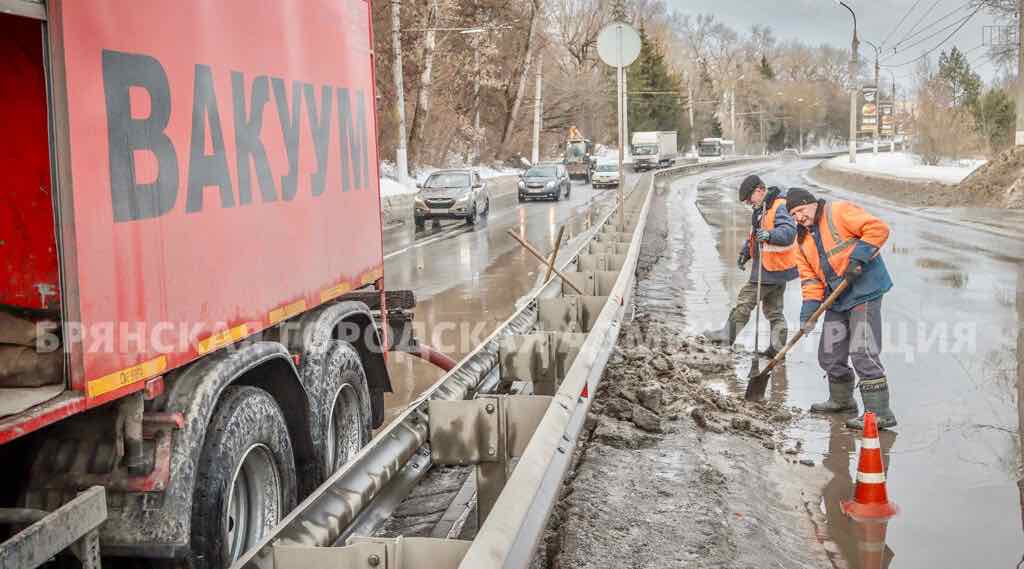 Брянские дорожники чистят ливнёвки вакуумом