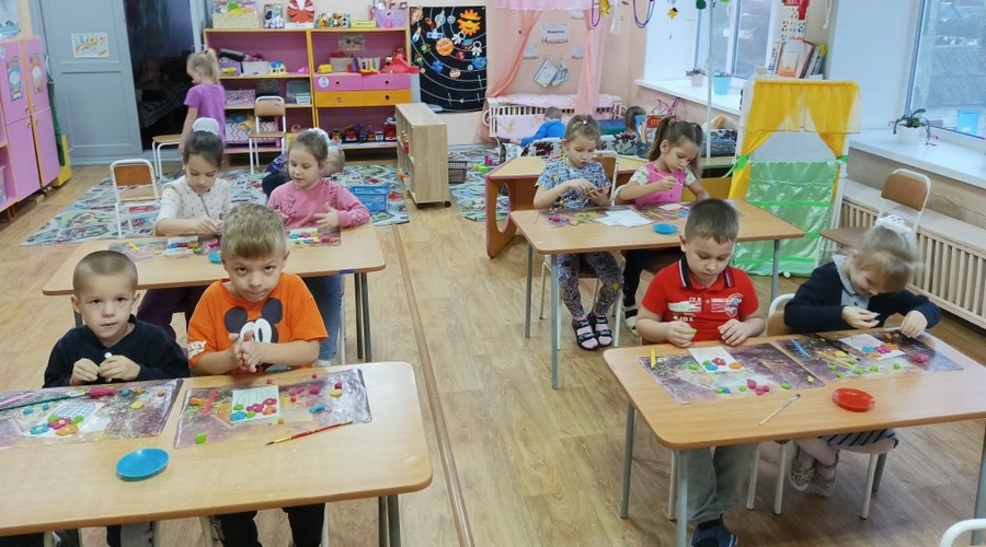 Климовские дошкольники учатся лепить чудеса из солёного теста