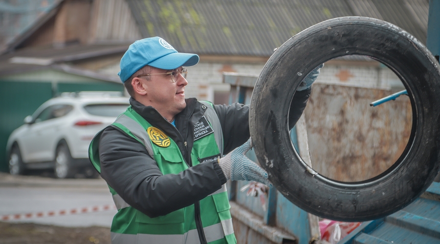 Глава Советского района лично принял участие в ликвидации свалки покрышек в Брянске