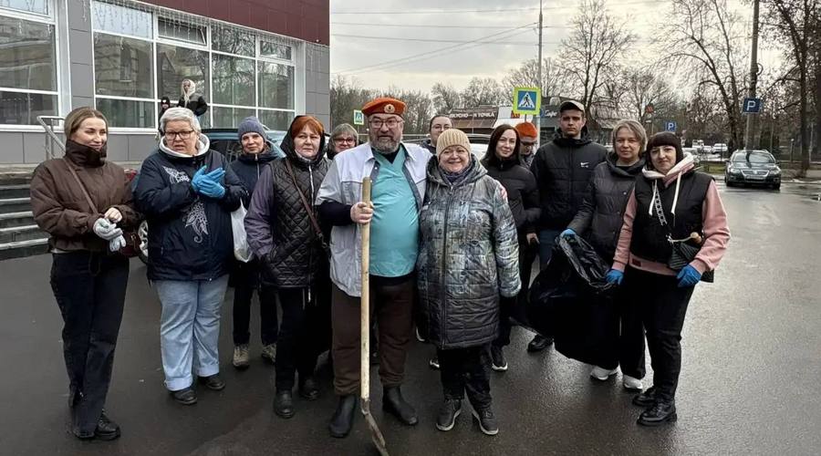 В Брянске на общегородской субботник вышло около 700 человек