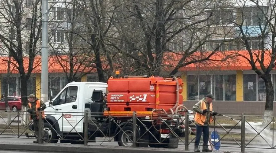 Жители Брянска активно участвуют в общегородском субботнике