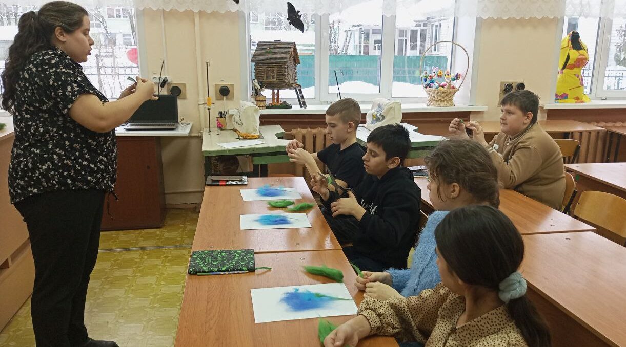 Школьники Брянска готовят подарки мамам