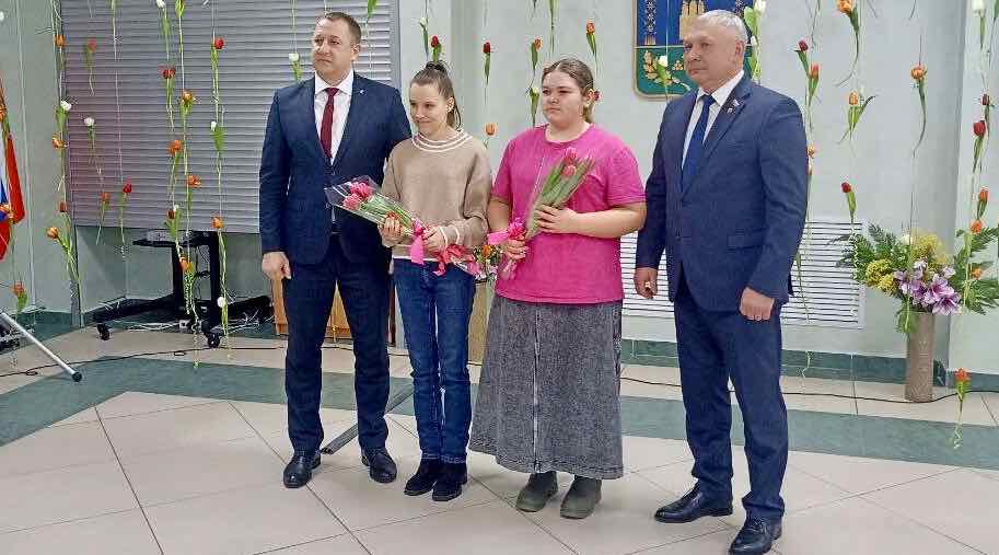 Двум девушкам–сиротам в Брянском районе получили ключи от квартир