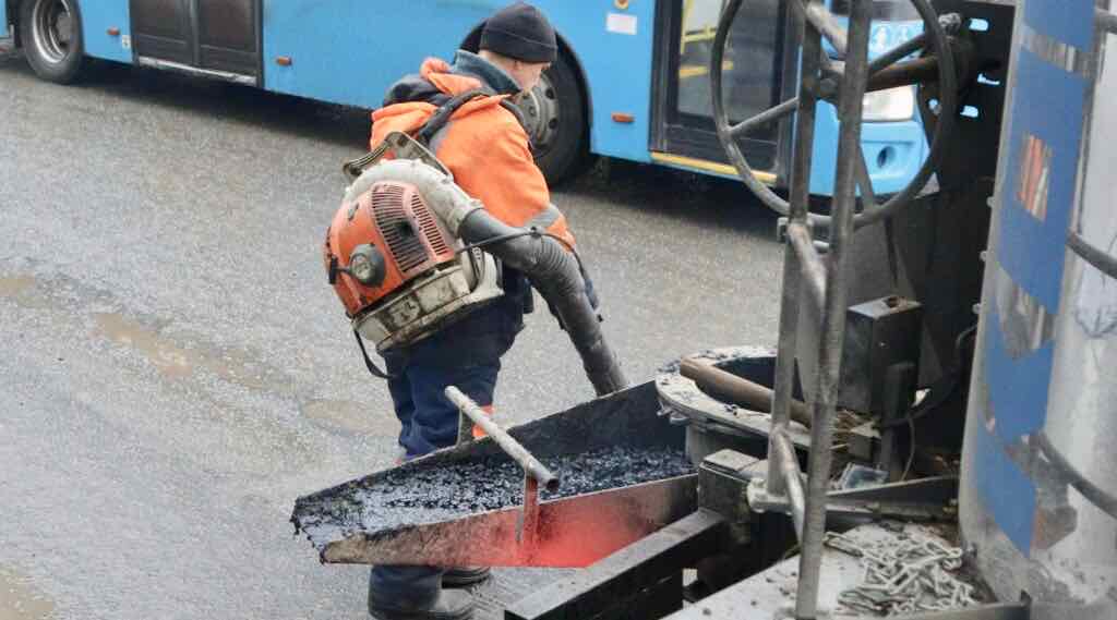 Брянские дорожники задействовали новую установку для ямочного ремонта