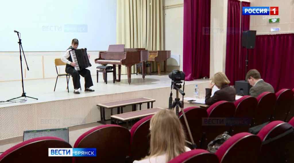 В Брянске наградили юных исполнителей на народных инструментах