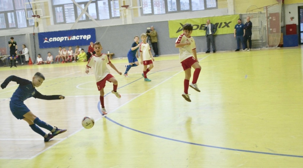 Брянские школьники разыграли награды по мини-футболу