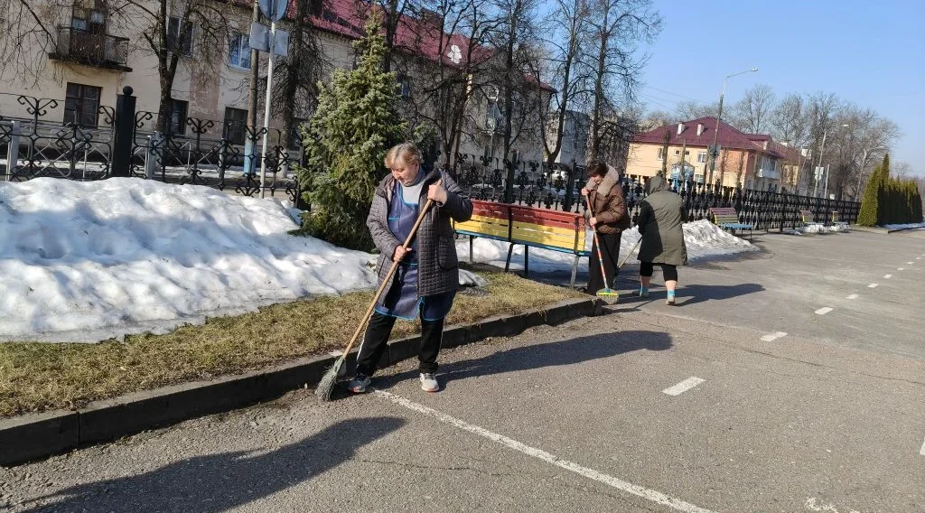 В Брянске очистили от мусора зеленые зоны города и места воинских захоронений