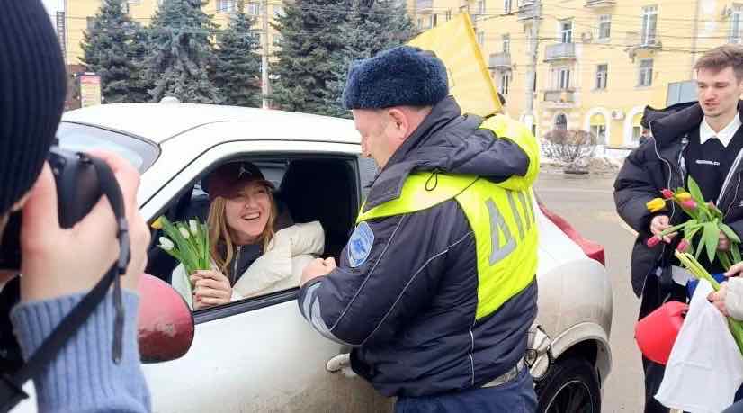 Брянские автоинспекторы поздравили женщин-водителей с 8 Марта