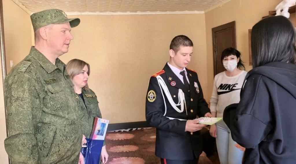 Глава следственного управления СК и кадет навестили пострадавшую при теракте в Брянске девочку