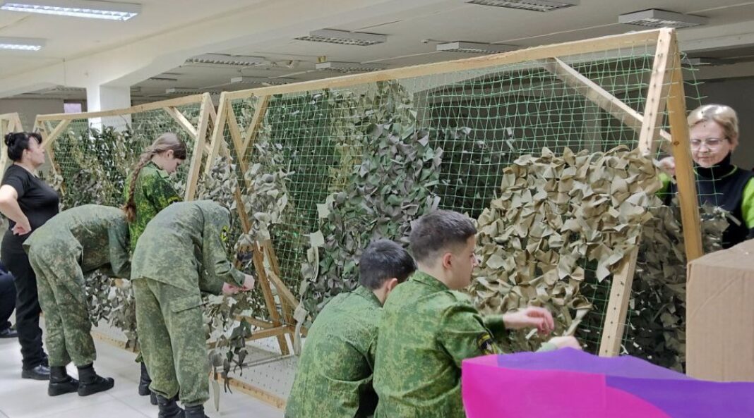 Клинцовские кадеты плетут маскировочные сети в зону СВО