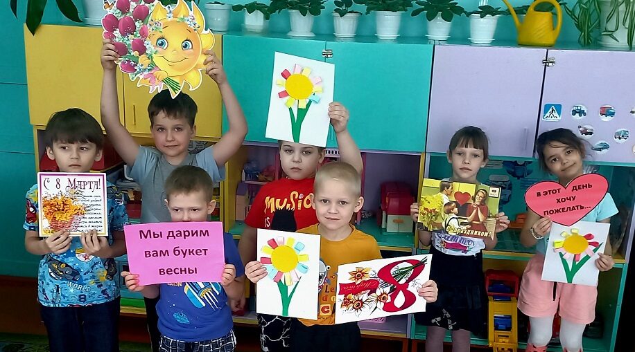 Дошкольники из Климово изготовили открытки для мам