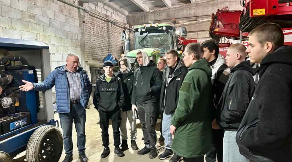 Студенты Комаричского техникума изучили работу агрохолдинга