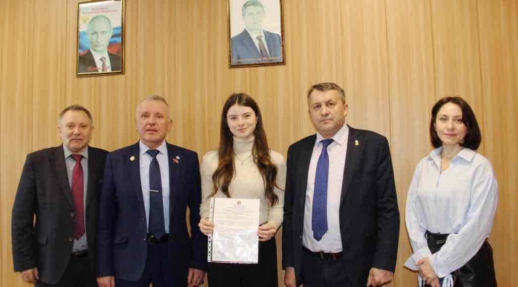 Дети-сироты Красногорского района получают жилищные сертификаты и квартиры по спецнайму