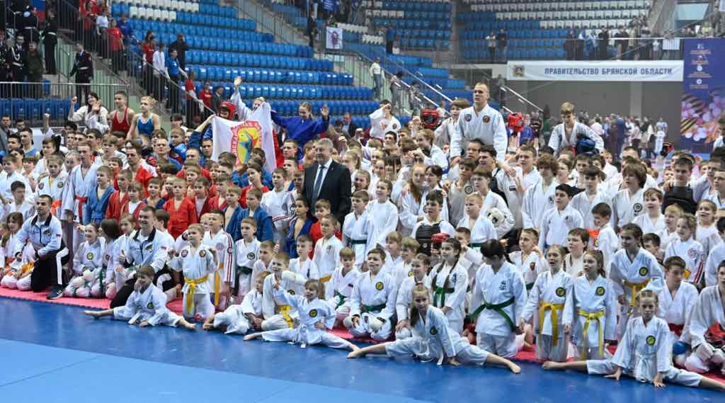 В Брянске прошёл фестиваль единоборств в честь годовщины воссоединения с Крымом