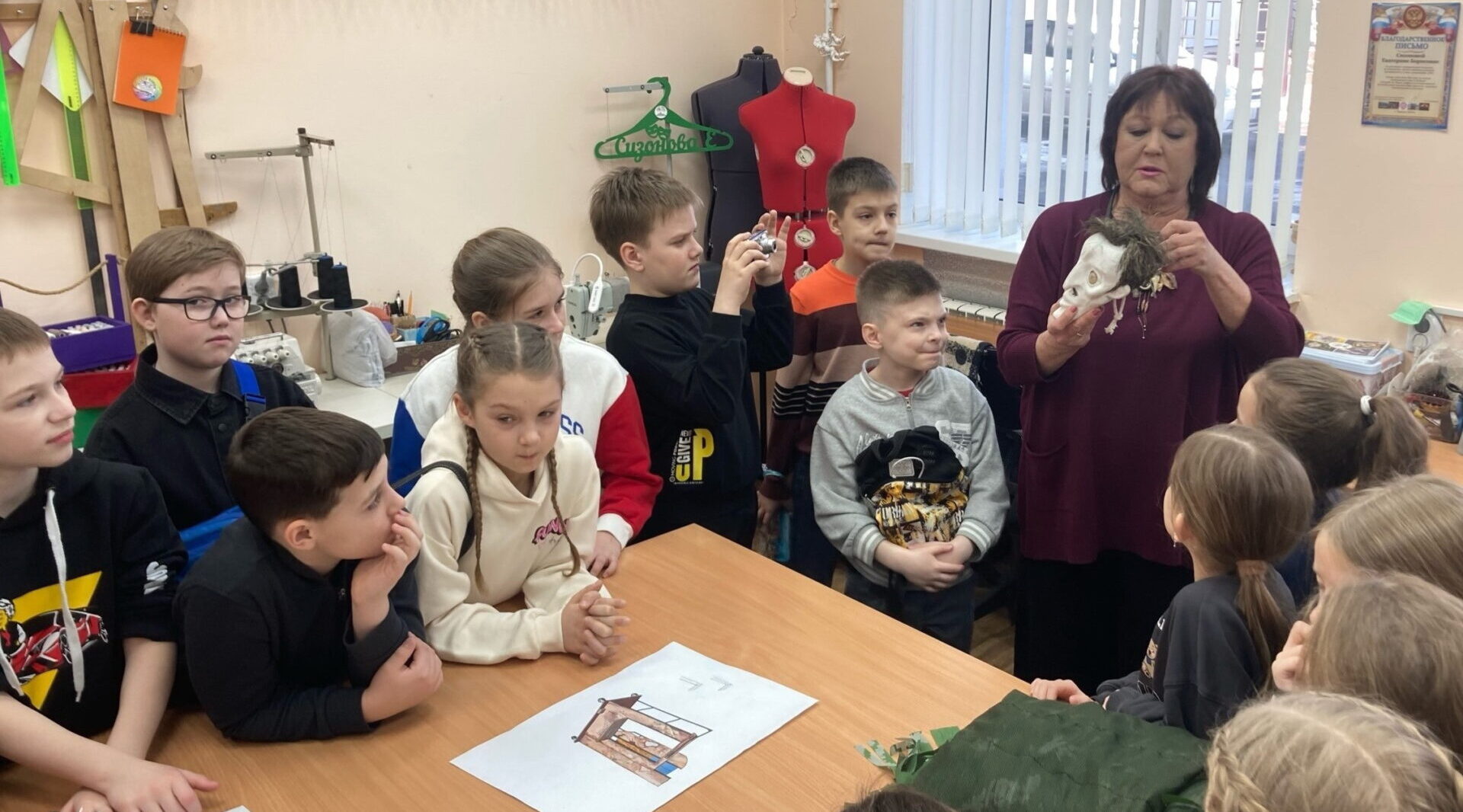 Скульптор-художник Брянского театра кукол встретилась с гимназистами