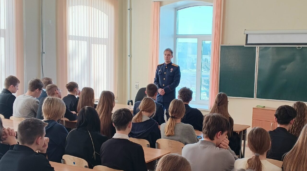 Следователь СК провел урок безопасности для старшеклассников в Мглине