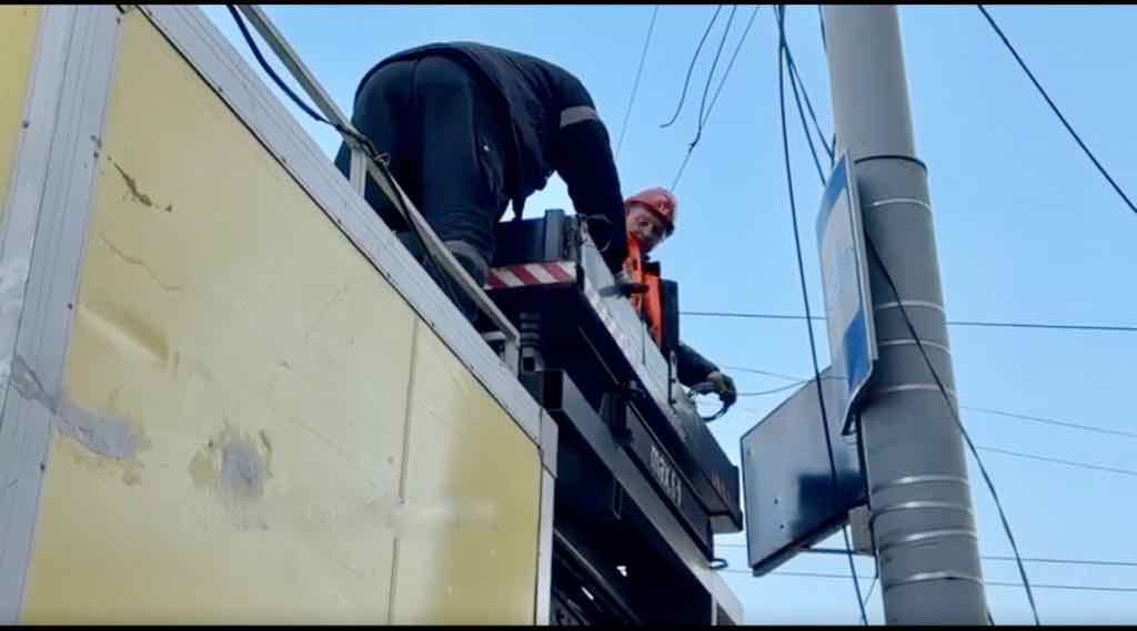 Брянские монтёры восстановили троллейбусную сеть после удара