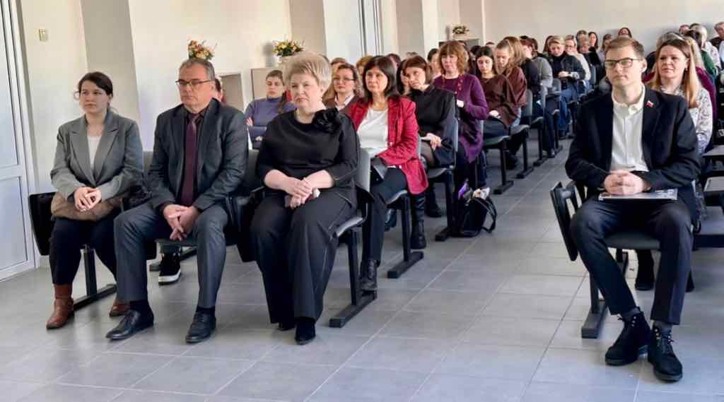 В Брянске около 200 психологов обсудили профилактику деструктивного поведения детей 