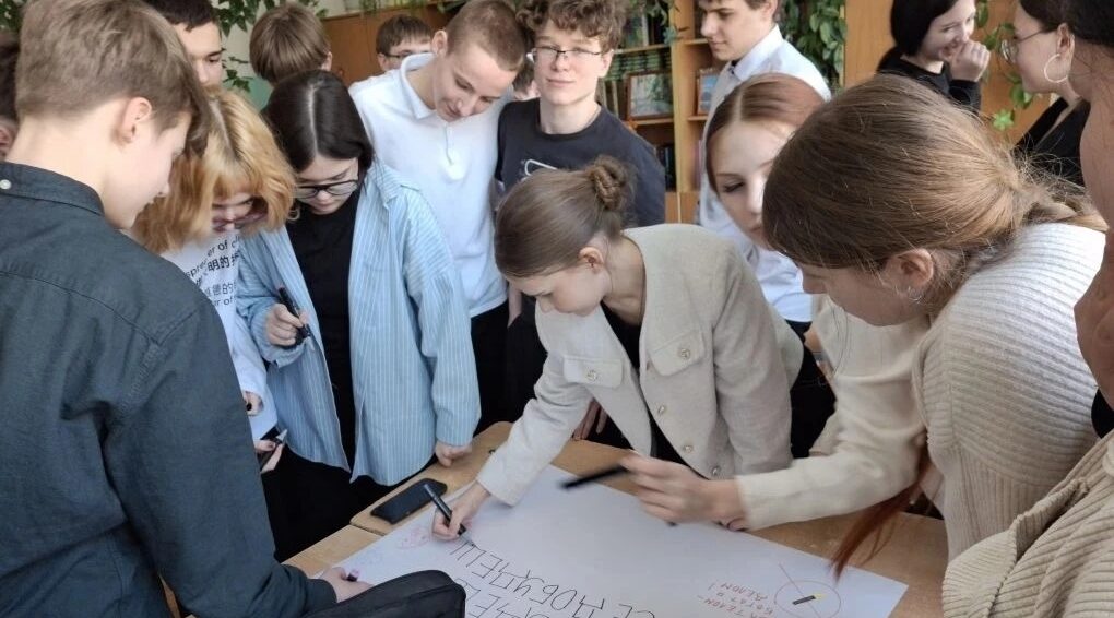 Локотские школьники поговорили об опасности психоактивных веществ с психологом