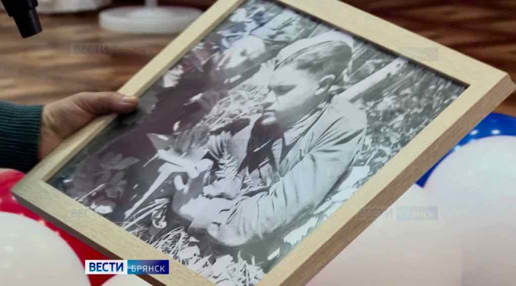 Школьники из Москвы передали брянской семье портрет фронтовика-связиста