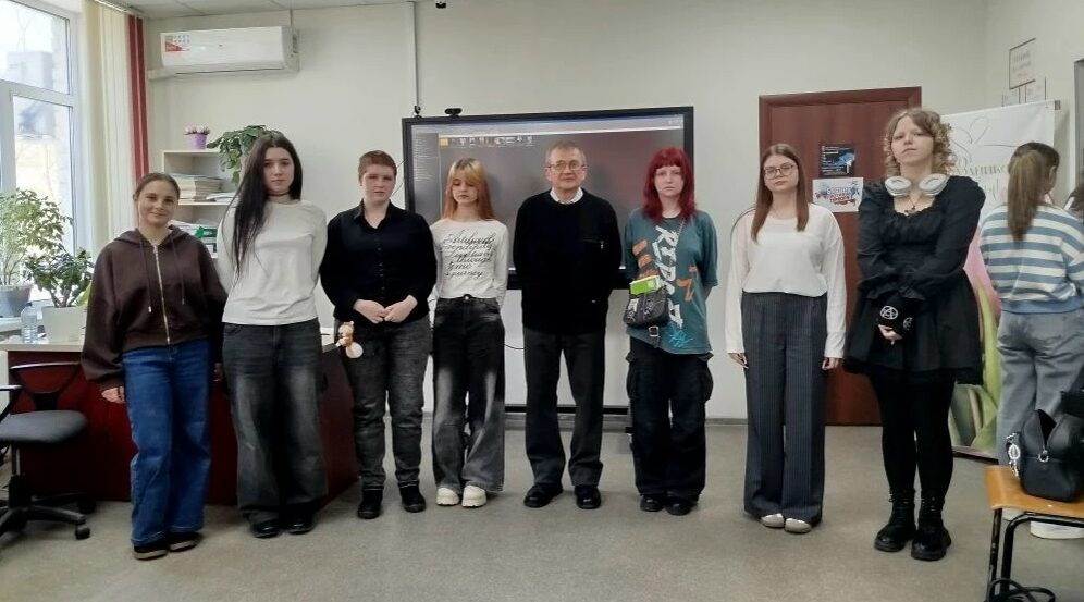 Брянские студенты встретились с внуком защитника «Безымянной высоты» Дмитрием Якушевым