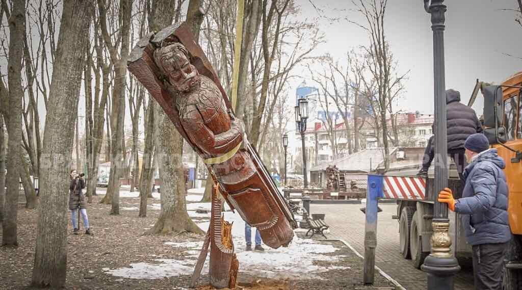В брянском парке имени Толстого демонтировали деревянную скульптуру князя Романа Брянского