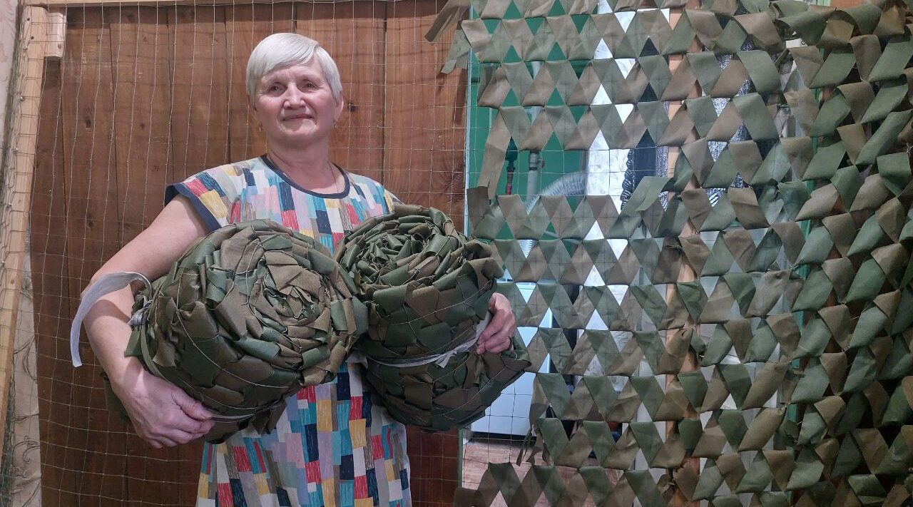 Жительница из брянской глубинки Валентина Горбунова сплела 100-ю маскировочную сеть для бойцов СВО