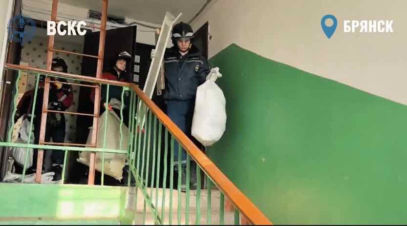 Студенты-спасатели помогают восстанавливать пострадавшие дома в Брянске