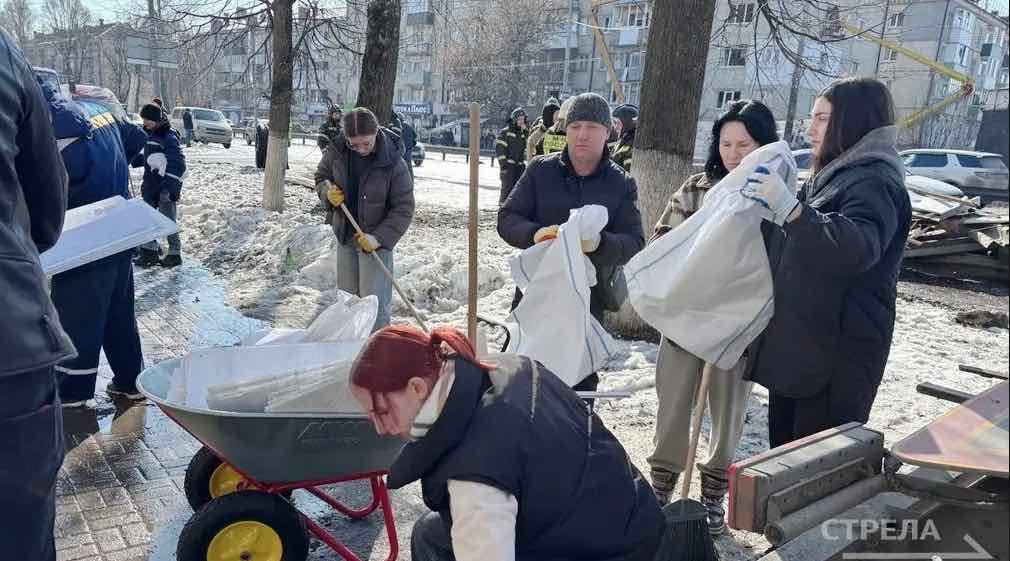 Волонтёры и строители продолжают помогать пострадавшим в Брянске от удара ВСУ