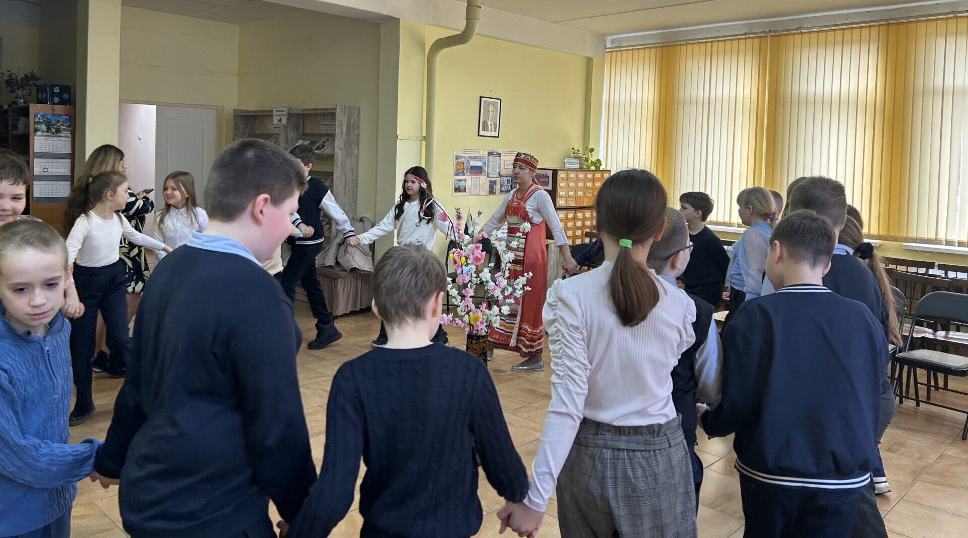 Школьники Брянска кликали весну вместе с жаворонками