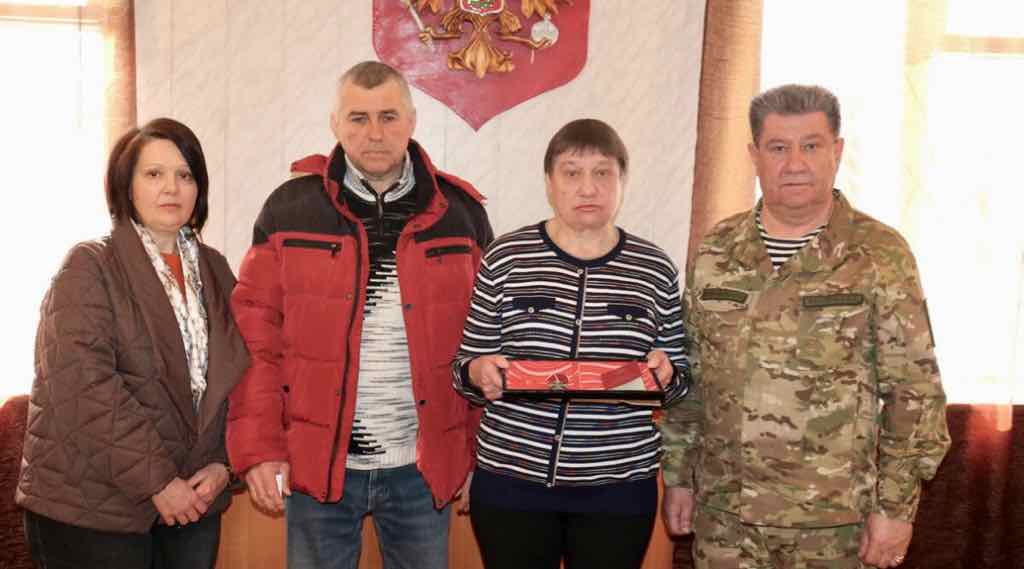 Матери погибшего участника СВО из Стародуба вручили орден Мужества