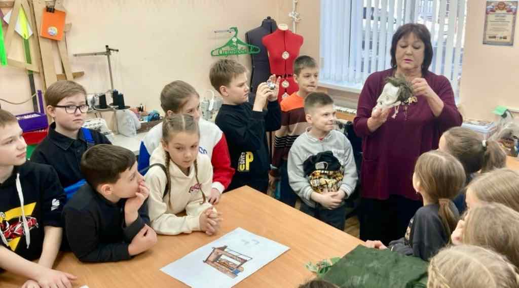 Брянские гимназисты узнали секреты создания театральных кукол