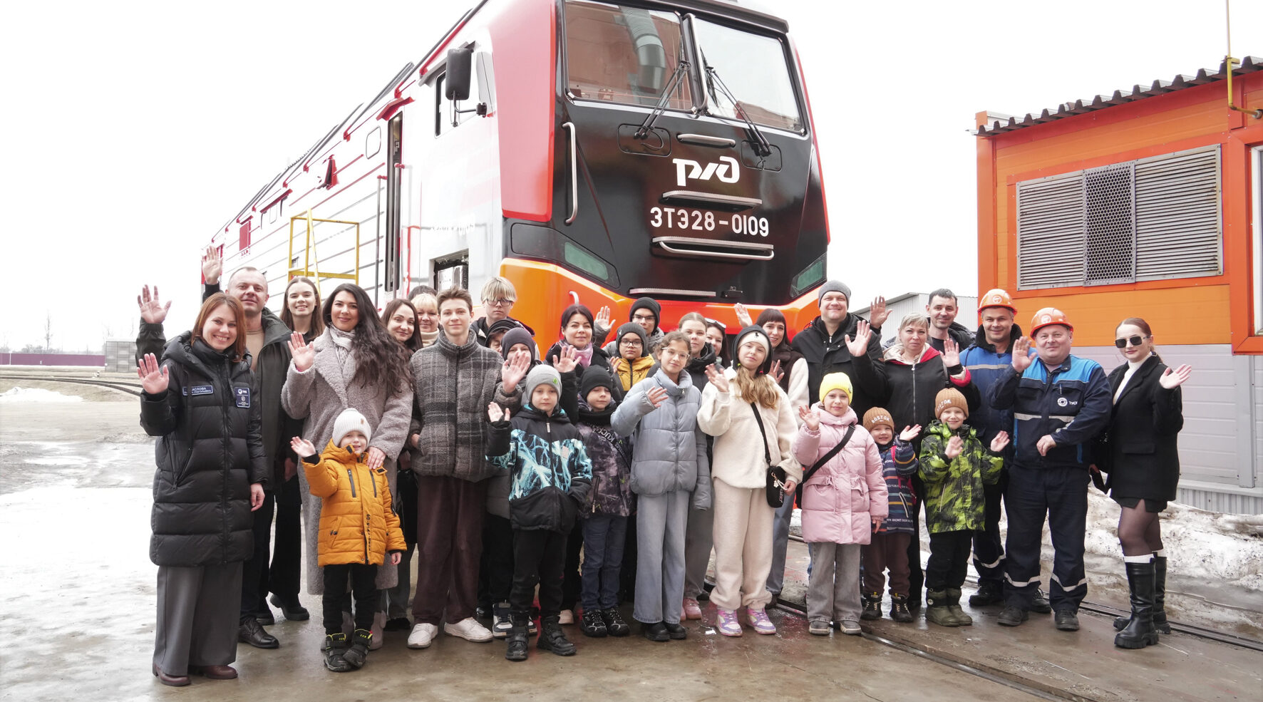 Подопечные фонда «Добрый журавлик» побывали в кабине тепловоза