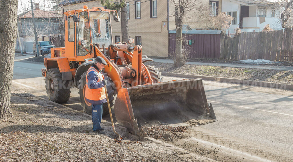 Продолжается уборка на улицах Брянска
