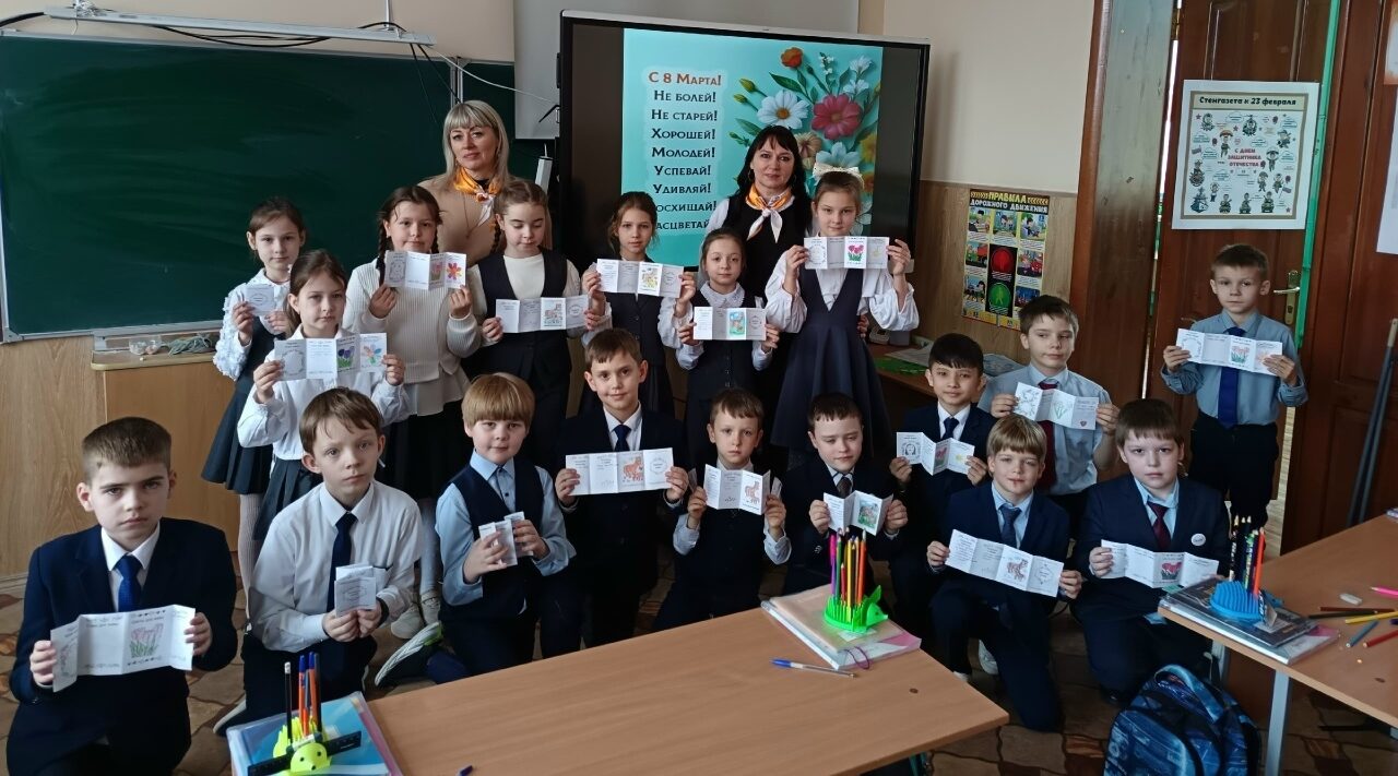 Гимназисты из Клинцов подготовили для мам «Книжки добрых слов»