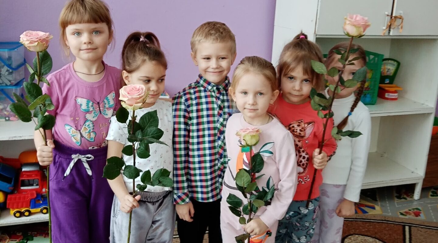 Дошкольник из Комаричей поздравил ровесниц с праздником 8-е Марта