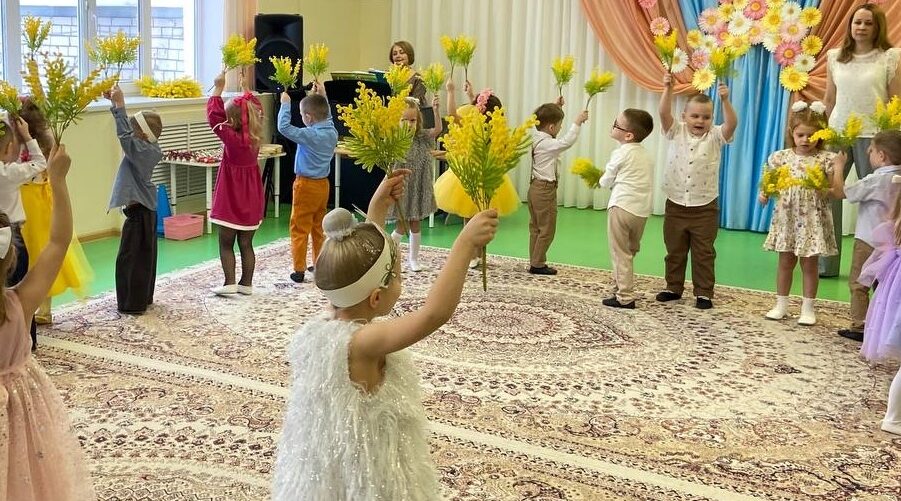 8-е Марта дошкольники Брянского района встречают утренниками