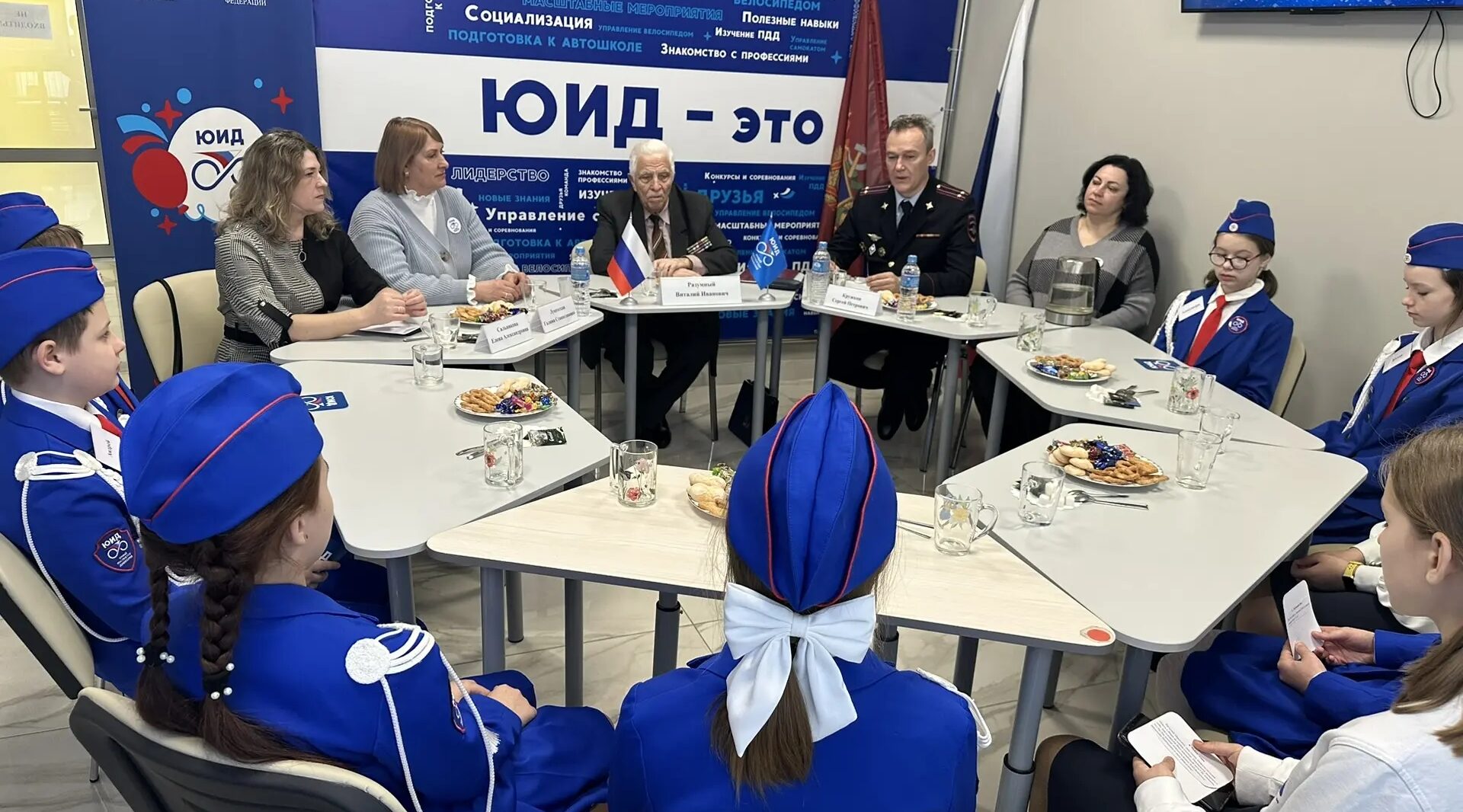 Юные инспекторы движения встретились с ветераном милиции