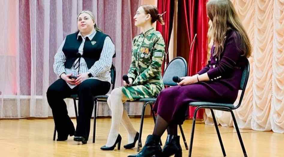 В Глинищево школьники встретились с ветераном СВО Юлией Сидоренок