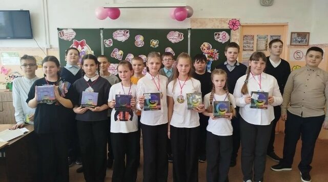 Пятиклассники Жирятинской школы приготовили одноклассницам сюрприз