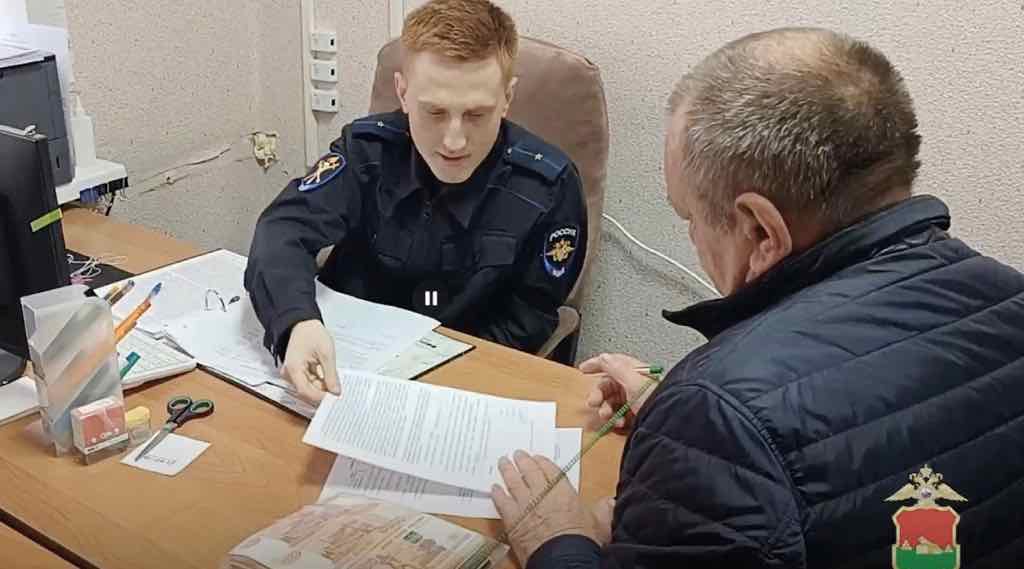 В Брянске полиция задержала курьера мошенников, пытавшегося похитить у пенсионера 5 млн