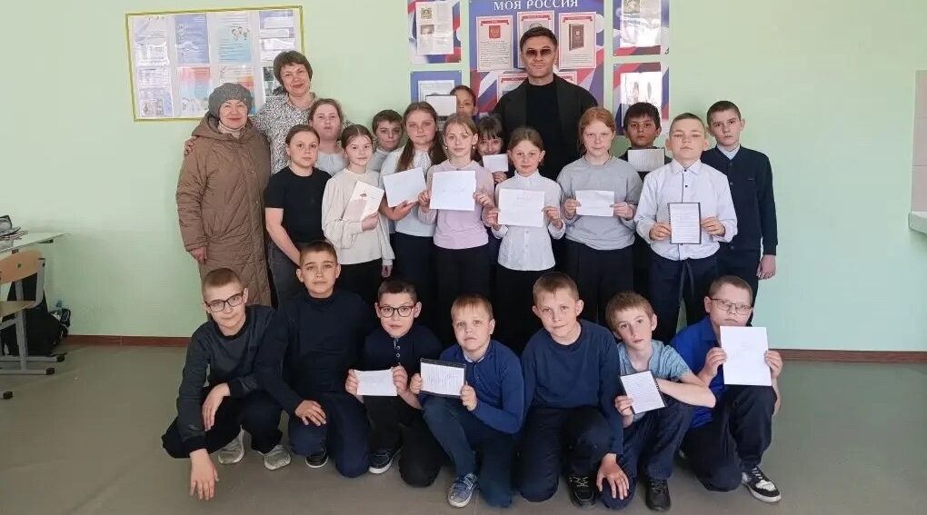 В Комаричской школе № 2 состоялось замечательное событие – «Классная встреча» с выпускником школы