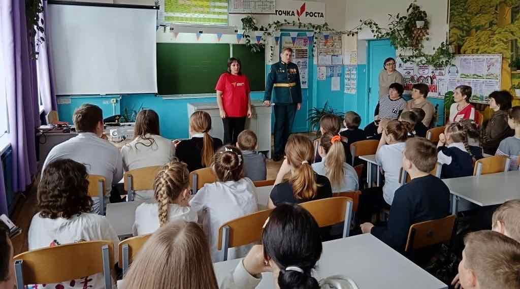 В Суражском районе участник СВО Владимир Маслаков встретился с учениками своей школы