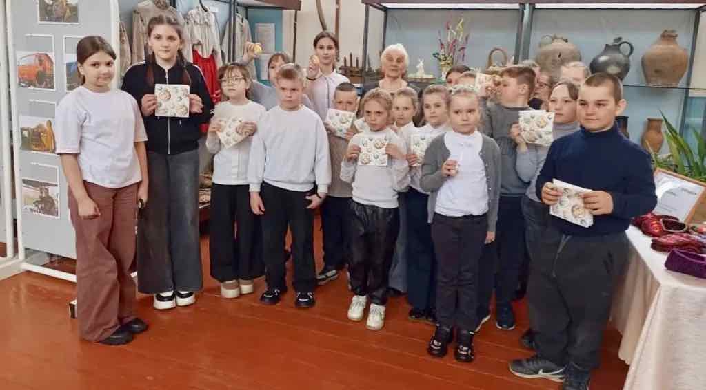 В Комаричском краеведческом музее прошел пасхальный мастер-класс по декупажу для младших школьников