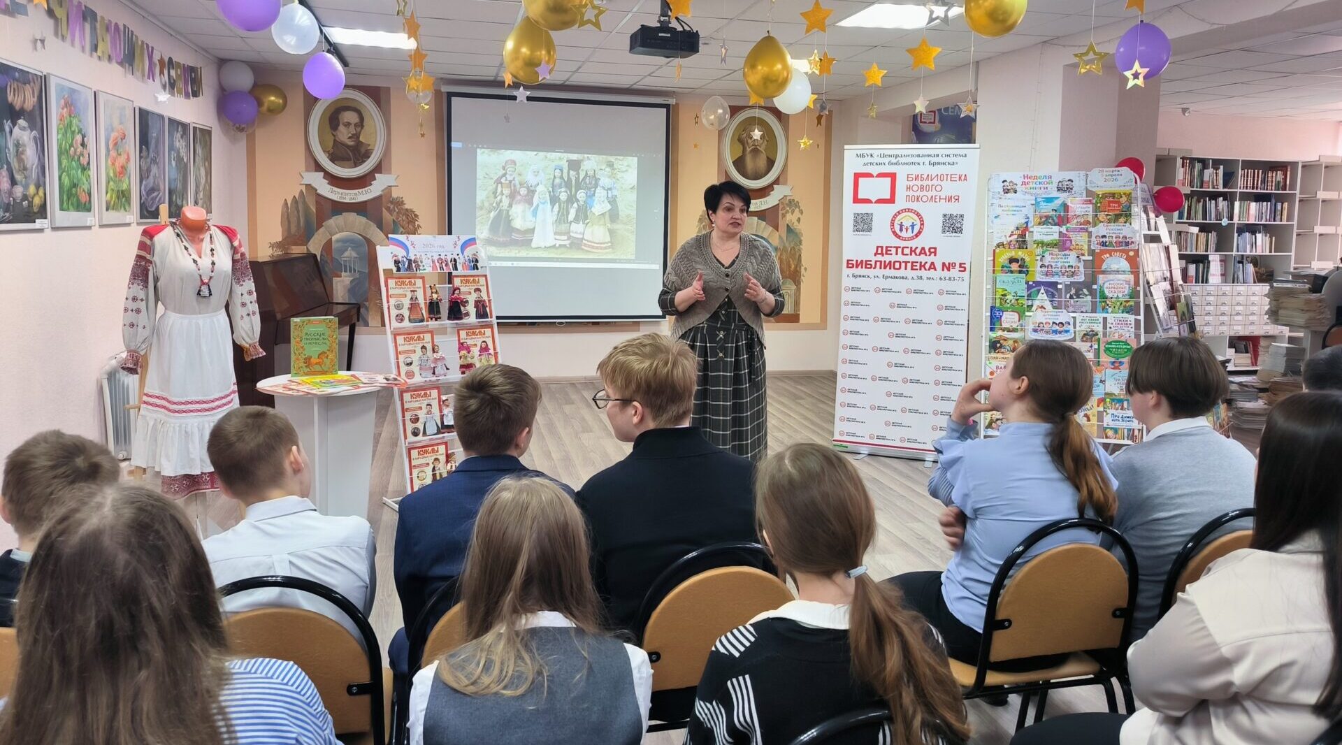 В Детской библиотеке № 3 представили выставку «Куклы в народных костюмах»