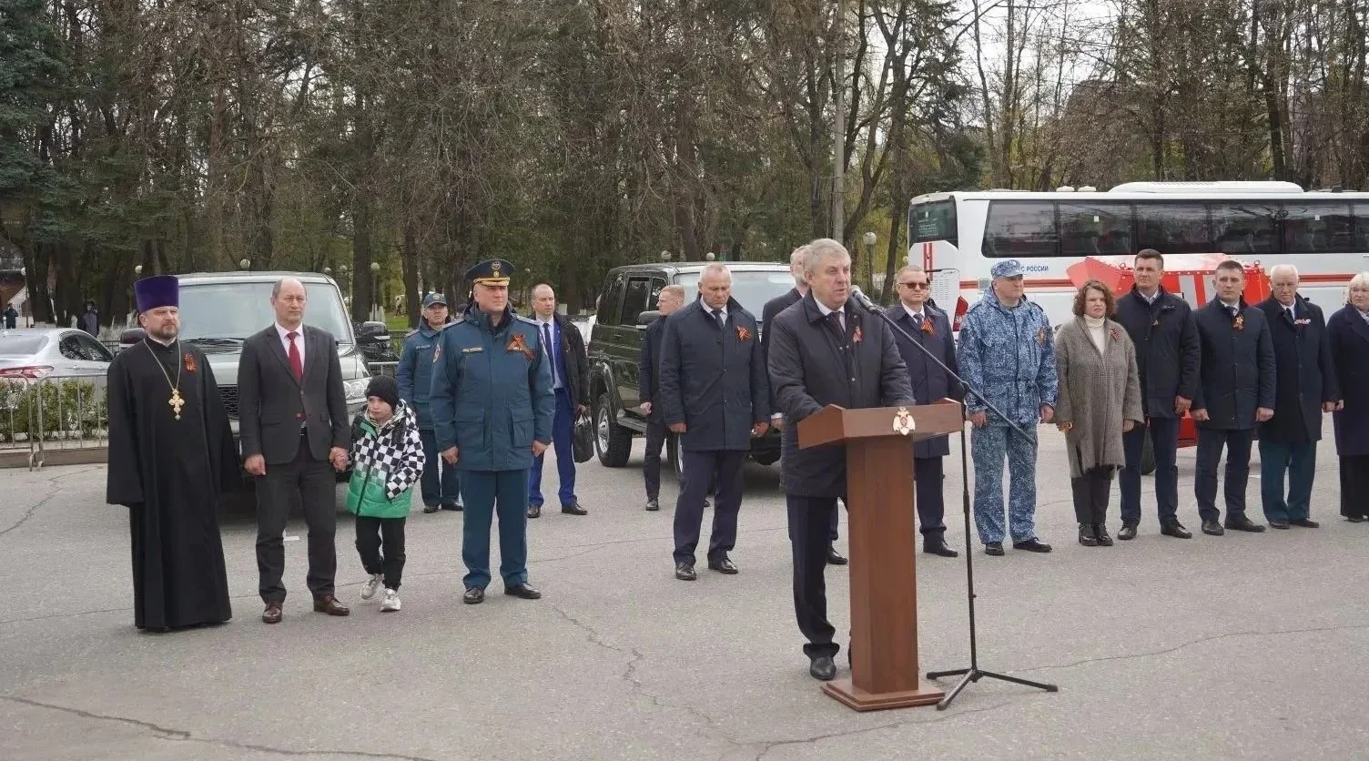 Пожарным и спасателям передали спецтехнику