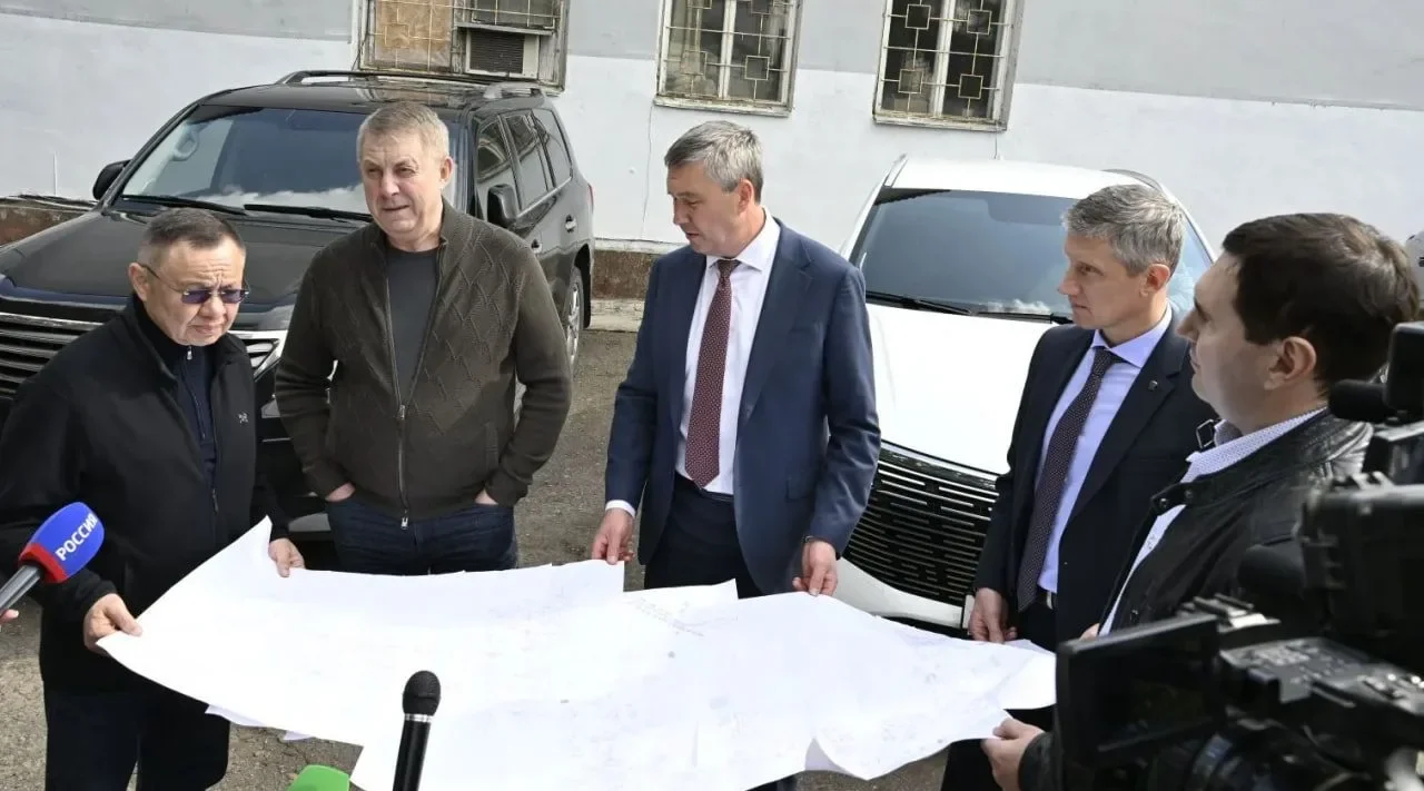 Губернатор вместе с министром строительства посетил Клинцы