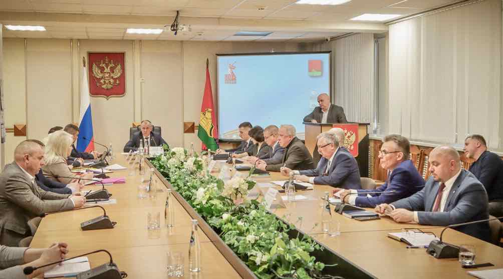 В Брянске подготавливают шесть парков к лету: ремонт, уборка и новые скульптуры